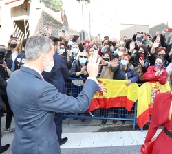 Don Felipe y Doña Letizia reciben el saludo de los andorranos que se congregaban a su salida del Comú de Andorra
