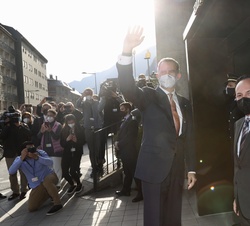 Su Majestad el Rey con el Cap de Govern de Andorra, Xavier Espot, a su llegada al edificio administrativo del Gobierno de Andorra