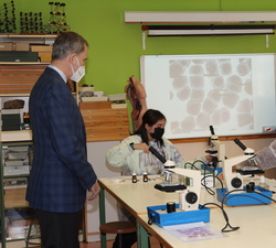 Don Felipe junto a dos alumnas de bachillerato en el laboratorio de Ciencias Naturales del Colegio Español María Moline
