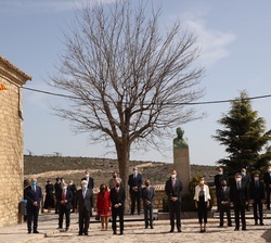Fotografía de grupo de Sus Majestades los Reyes y autoridades frente al busto en bronce de Francisco de Goya, obra de Julio Rodríguez Hernández