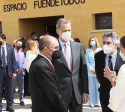 Reyes conversan con el presidente del Gobierno de Aragón, Francisco Javier Lambán, y el ministro de Cultura y Deporte, José Manuel Rodríguez Uribes