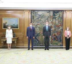 Su Majestad el Rey junto al presidente del Gobierno y las ministras que acaban de prometer sus nuevos cargos