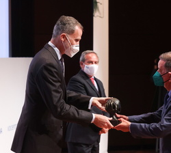 Su Majestad el Rey entrega el premio "Pyme del Año" a Artificial intelligents Robots; recoge el galardón su director de Operaciones, Antonio