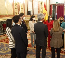 Doña Letizia conversa con los asistentes a la finalización del acto