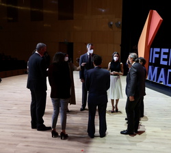 Sus Majestades los Reyes conversan con las autoridades tras la presentación de la nueva marca de IFEMA 