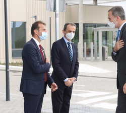 Don Felipe es saludado por Guillaume Faury, consejero delegado de Airbus en presencia de Pedro Duque, ministro de Ciencia e Innovación