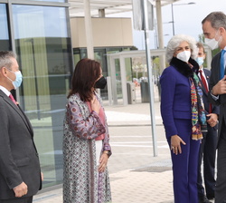 Don Felipe es saludado por Sara Hernández, Alcaldesa de Getafe en presencia del presidente de Airbus en España