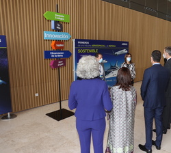 Su Majestad el Rey y el presidente del gobierno atienden a la exposición de los ingenieros de Airbus en la tercera estación del recorrido e la visita