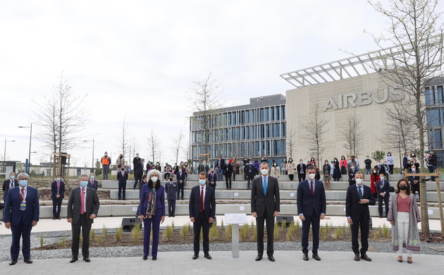 Su Majestad el Rey acompañado por el presidente del Gobierno y demas autoridades y personalidades ante la sede de Airbus y junto a la placa conmemorat
