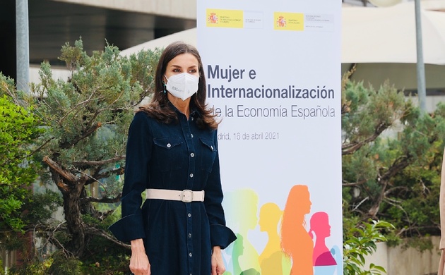 Doña Letizia tras su llegada al acto “Mujer e Internacionalización de la Economía Española”
