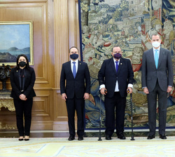 Su Majestad el Rey junto al Presidente de Guatemala, el ministro de Relaciones Exteriores de Guatemala, la secretaria de Estado de Asuntos Exteriores 