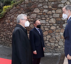 A su llegada, Su Majestad el Rey es recibido por el Copríncipe de Andorra, Monseñor Joan Enric Vives y  el Cap del Govern de Andorra, Xavier Espot