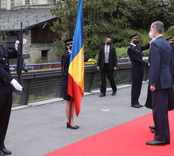 Su Majestad el Rey realiza el saludo a la Bandera del Principado de Andorra