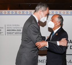 Don Felipe recibe el saludo del presidente de la República de Portugal, Marcelo Rebelo de Sousa