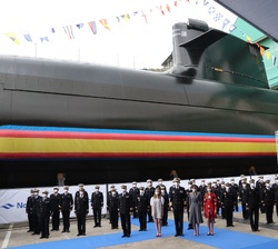 Sus Majestades los Reyes y sus hijas, Sus Altezas Reales la Princesa de Asturias y la Infanta Doña Sofía con la dotación de quilla del Submarino S-81 