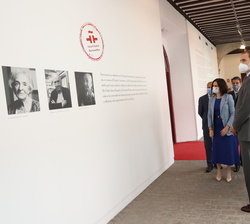 Don Felipe y Doña Letizia recorren la exposición "Los Libros de Jesús Munarriz" con la que se inaugura la biblioteca Patrimonial del Institu