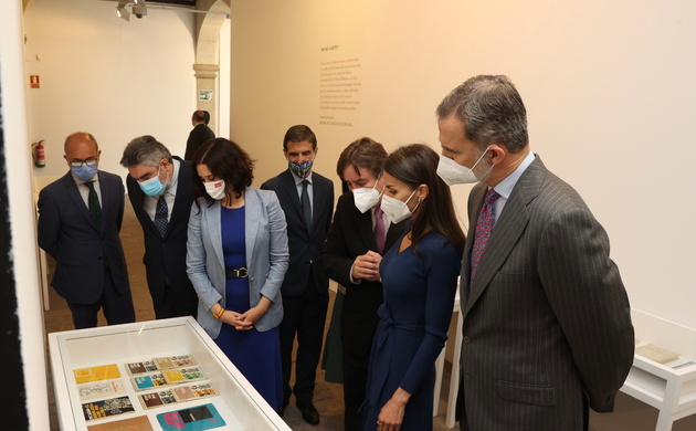 Don Felipe y Doña Letizia observan los ejemplares expuestos en la recien inaugurada Biblioteca Patrimonial del Instituto Cervantes
