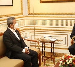Don Felipe conversa con el embajador de la República Popular de Bangladesh, Sr. Mohammad Sarwar Mahmood