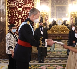 Su Majestad el Rey recibe la Carta Credencial de manos de la embajadora del Estado Plurinacional de Bolivia, Sra. Nardi Elisabeth Suxo Iturry