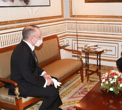 Don Felipe conversa con el embajador de la República de Bulgaria, Sr. Aleksey Elenkov Andreev