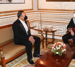 Don Feilpe conversa con el embajador de la República de Colombia, Sr. Luis Guillermo Plata Páez