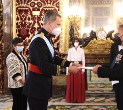 Su Majestad el Rey recibe la Carta Credencial de manos del embajador de la República de Colombia, Sr. Luis Guillermo Plata Páez