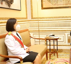 Su Majestad el Rey conversa con la embajadora del Reino de Tailandia, Sra. Phantipha Iamsudha Ekarohit