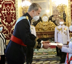 Su Majestad el Rey recibe la Carta Credencial de manos de la embajadora del Reino de Tailandia, Sra. Phantipha Iamsudha Ekarohit