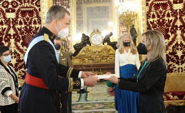 Su Majestad el Rey recibe la Carta Credencial de manos de la embajadora de Hungría, Sra. Katalin Tóth