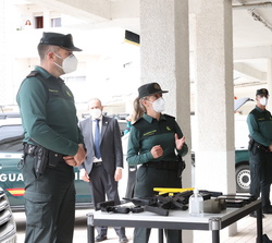 Su Majestad el Rey conversa con dos Guardias Civiles de Seguridad Ciudadana