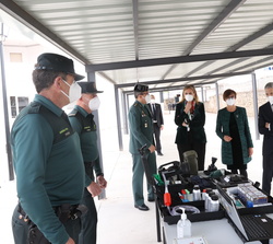 Su Majestad el Rey conversa con dos Guardias Civiles de la Patrulla Fiscal y de Fronteras