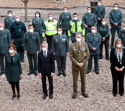 Fotografía de grupo de Su Majestad el Rey con las autoridades y una representación de la Guardia Civil de la Comandancia de Cáceres