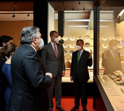 Su Majestad el Rey observa algunos de los materiales arqueológicos del Museo