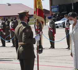 Doña Letizia saluda a la Bandera Nacional una vez entregada en su modalidad de Estandarte a la ACAVIET a su Coronel Director