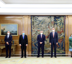 Su Majesad el Rey y el presidente de la Nación Argentina junto a las delegaciones de los dos paises