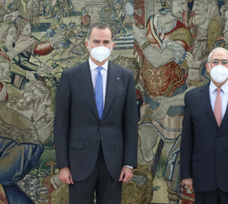 Su Majestad el Rey junto al secretario general de la Organización para la Cooperación y el Desarrollo Económicos, Ángel Gurría