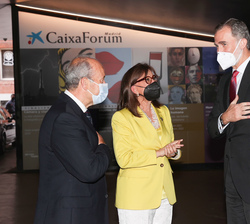 Su Majestad el Rey recibe el saludo del ministro de Justicia, Juan Carlos Campo