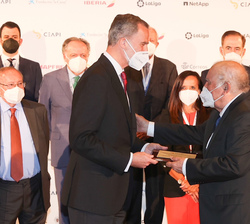 Su Majestad el Rey recibe una placa de mano del presidente de Honor de CEAPI, Enrique V. Iglesias