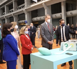 Don Felipe visita la exposición de prototipos de respiradores que se fabricaron por Universidades, Hospitales y empresas españolas con motivo de la Co