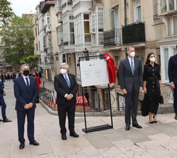 Don Felipe y Doña Letizia junto a la placa conmemorativa con motivo de la inauguración del Centro para la Memoria de las Víctimas del Terrorismo