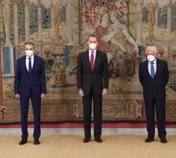 Fotografía de grupo de Su Majestad el Rey con los expresidentes del Gobierno Felipe González, José Luis Rodríguez Zapatero y Mariano Rajoy