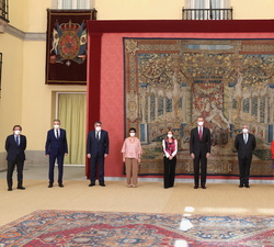 Fotografía de grupo de Su Majestad el Rey con las autoridades asistentes y expresidentes del Gobierno