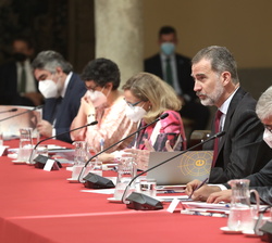 Su Majestad el Rey durante su intervención en la reunión anual del Patronato del Real Instituto Elcano de Estudios Internacionales y Estratégicos