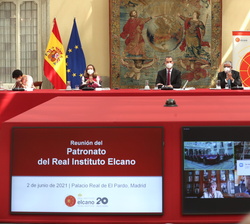 Su Majestad el Rey durante la reunión anual del Patronato del Real Instituto Elcano de Estudios Internacionales y Estratégicos