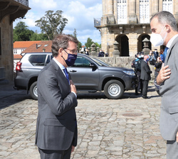 Su Majestad el Rey recibe el saludo del presidente de la Xunta de Galicia, Alberto Nuñéz Feijóo