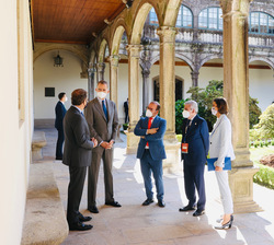 Su Majestad el Rey conversa con la autoridades en el claustro del Colegio de Fonseca
