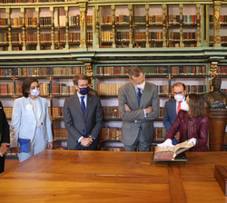 Don Felipe visita la Biblioteca América del Colegio Fonseca