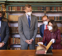 La Directora de la Biblioteca, Isabel Casal, enseña a Su Majestad el Rey el "Libro de Horas de Fernando I" (códice visigótico manuscrito del