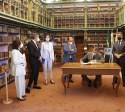 Su Majestad el Rey durante la firma del Libro de Honor en la Biblioteca América del Colegio Fonseca