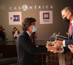 Su Majestad el Rey hace entrega del Premio de Prensa a Pedro Simón Esteban